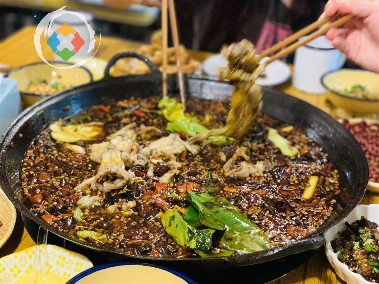 重庆80后和卖鱼的杠上了，店门前打出标语：吃鱼不如吃蛙