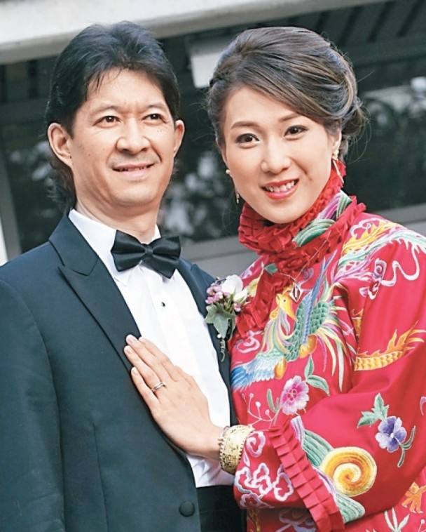 钟嘉欣罕有晒全家福，大13岁丈夫换新发型，夫妻俩终于不像父女