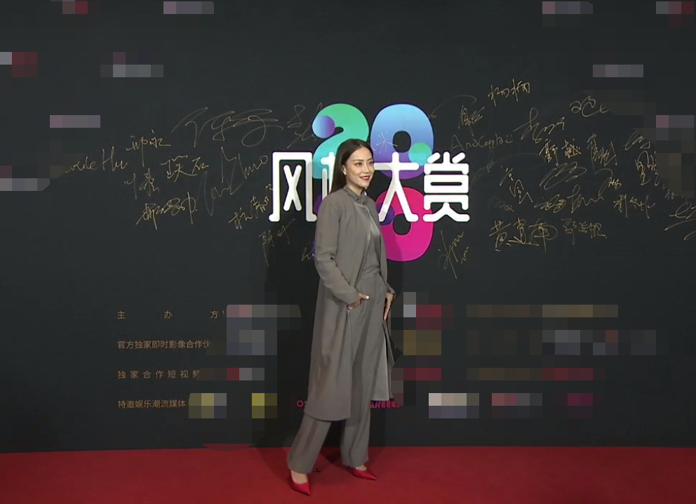 风格大赏明星穿搭：惠英红像鸡毛掸子，许佳琪