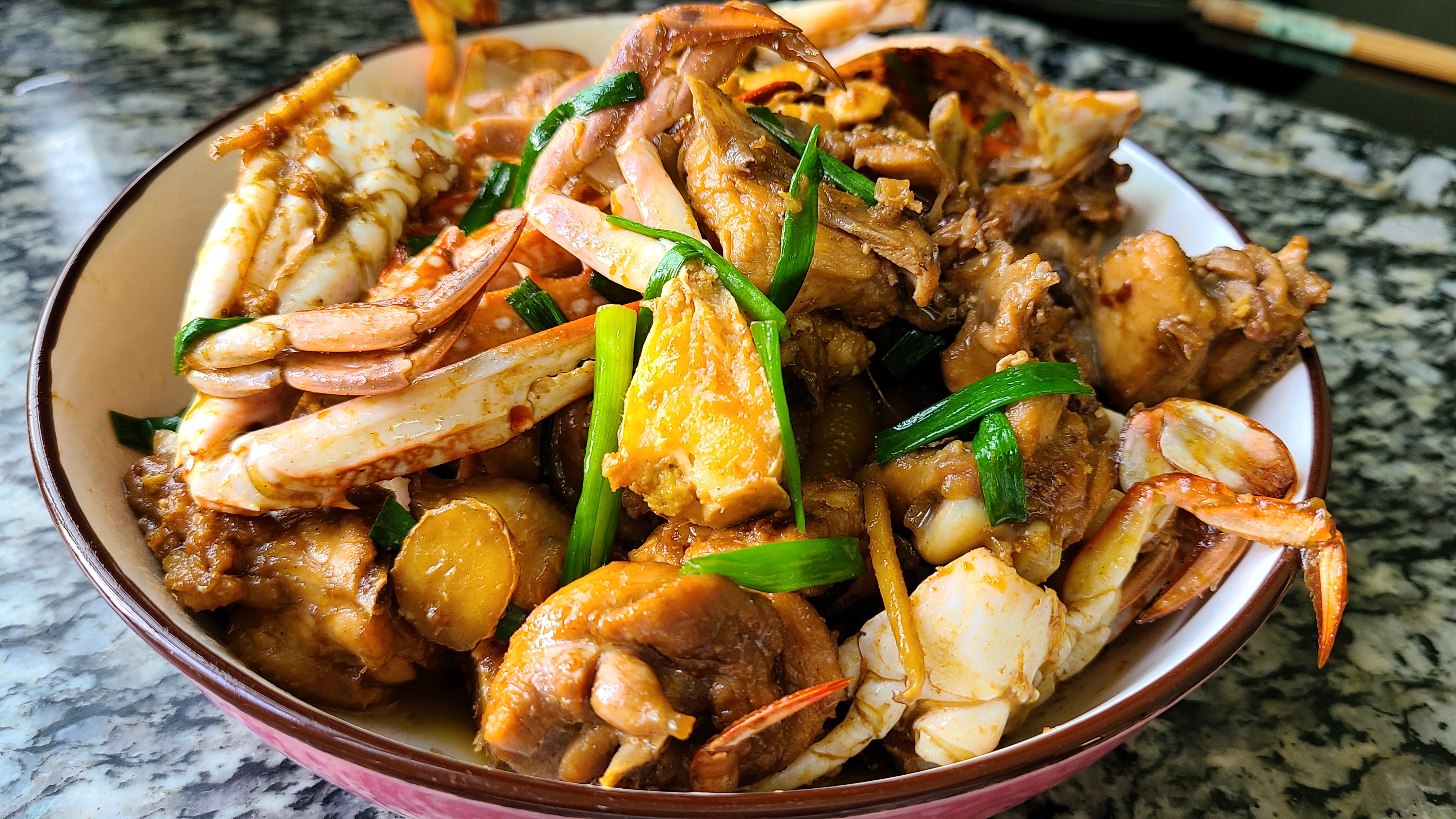 螃蟹燜雞的做法，香味濃郁，好吃下飯，看著肚子都餓了