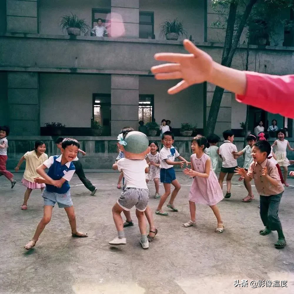 80年代30张怀旧老照片：只看到简单饱满的幸福！