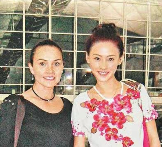 张柏芝三天就赚3千万，妈妈与男友共抽一支烟，