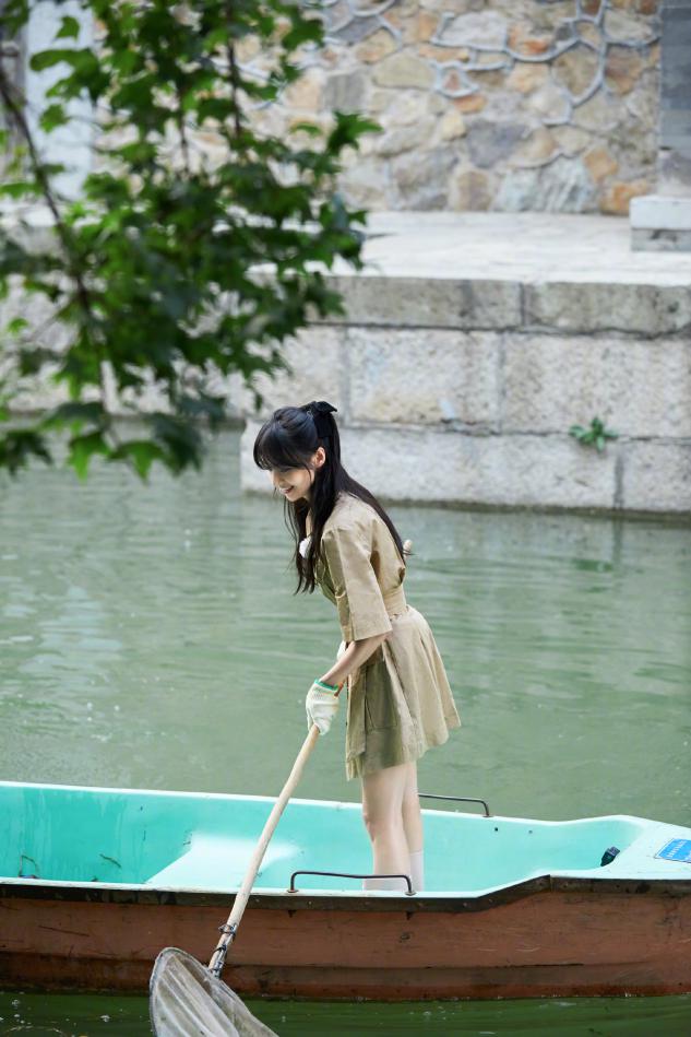 郑爽最新杂志造型曝出，穿抹胸裙配衬衫凹造型