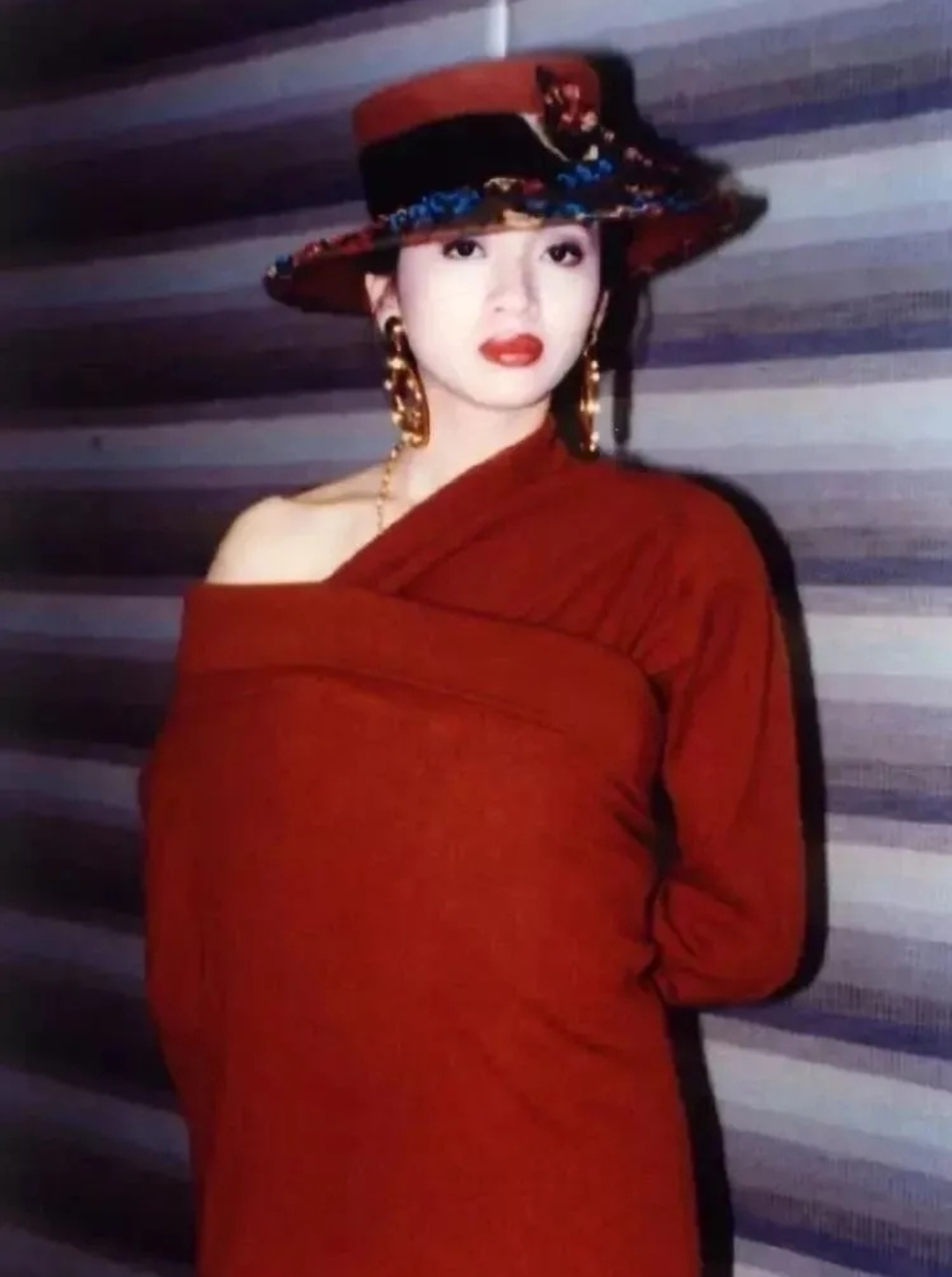 乐坛一姐梅艳芳，稳固地位无人撼动，奈何天妒