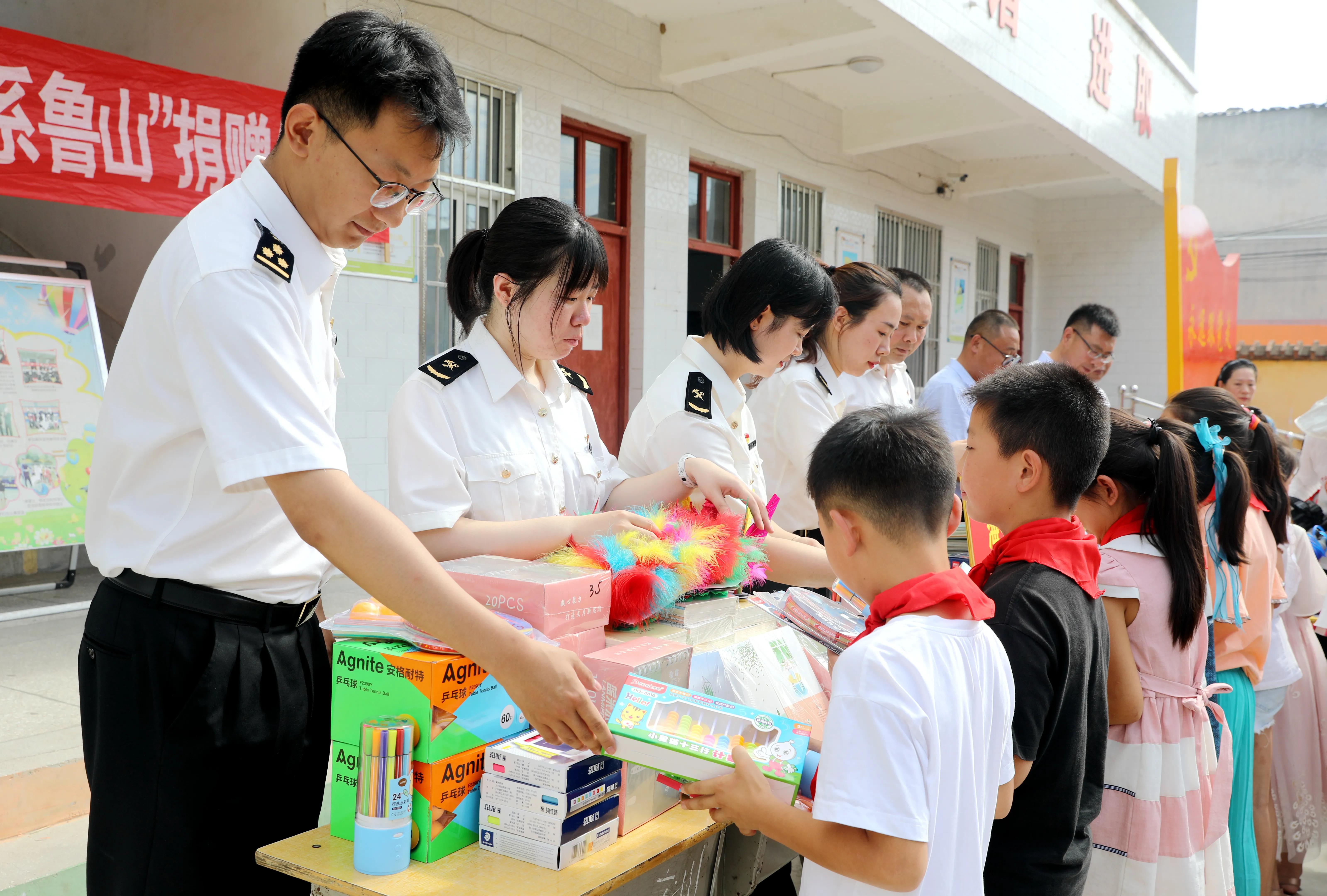 河南鲁山：海关总署统计司为辛集第十小学捐赠5000余元图书