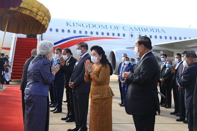 时隔4个月84岁柬埔寨太后出发再来中国！一身高级灰太美太优雅，单身国王陪同超贴心