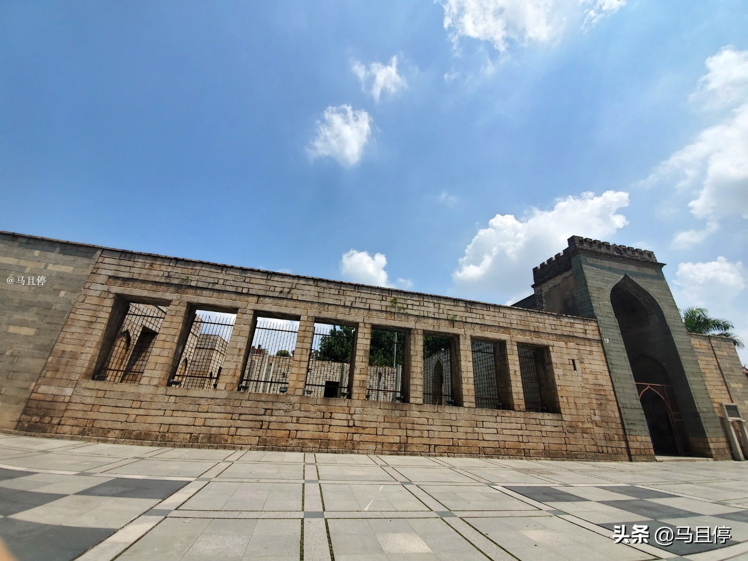 福建泉州有條特別的老街，藏有三種不同宗教寺院，千年來相安無事
