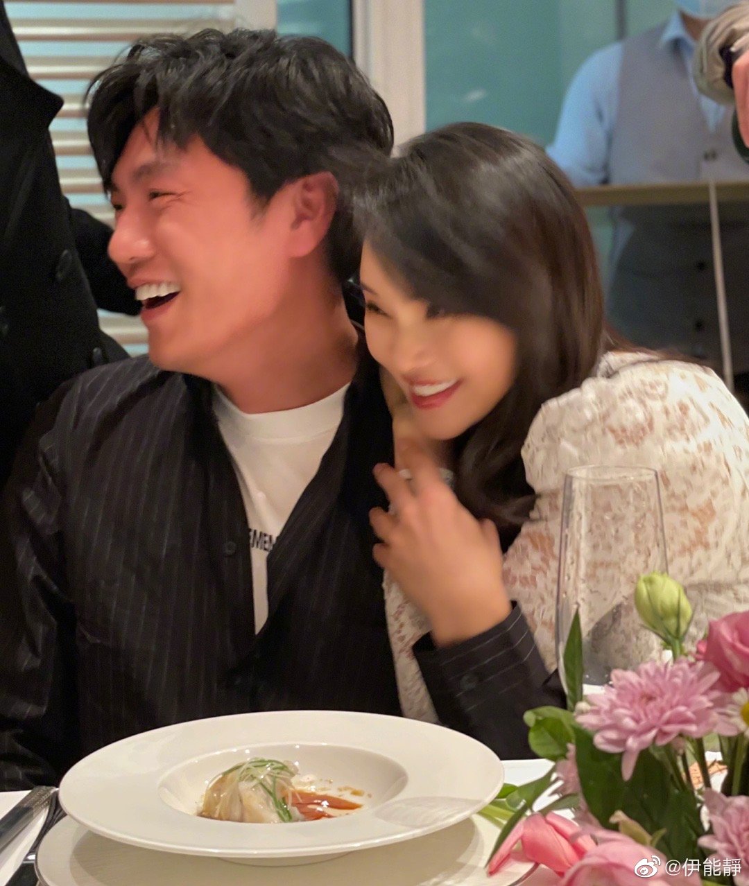 伊能靜開慶生派對，眾好友面前秀恩愛秦昊羞紅臉，女兒現場製賀卡