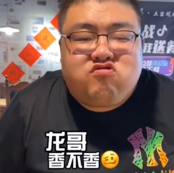 大胃王泡泡龙去世后，母亲重病住院，昔日“兄