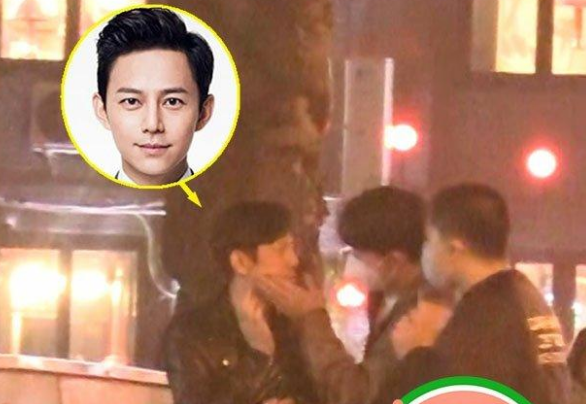 何炅与男子牵手过马路何炅个人资料简介今年多少岁了