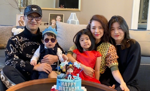 汪峰一家五口齐出镜，15岁小苹果越长越像章子怡