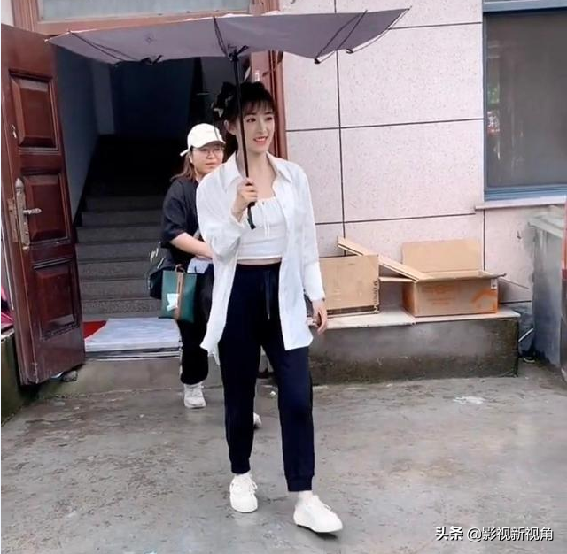 張含韻片場舊照火了，衣著樸素排面小，網友：“還以為是路人”