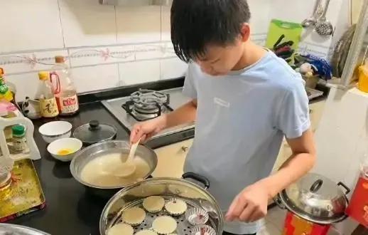 全红婵展示新技能！在何教练家过节，师母惊艳出镜，恩师满脸幸福