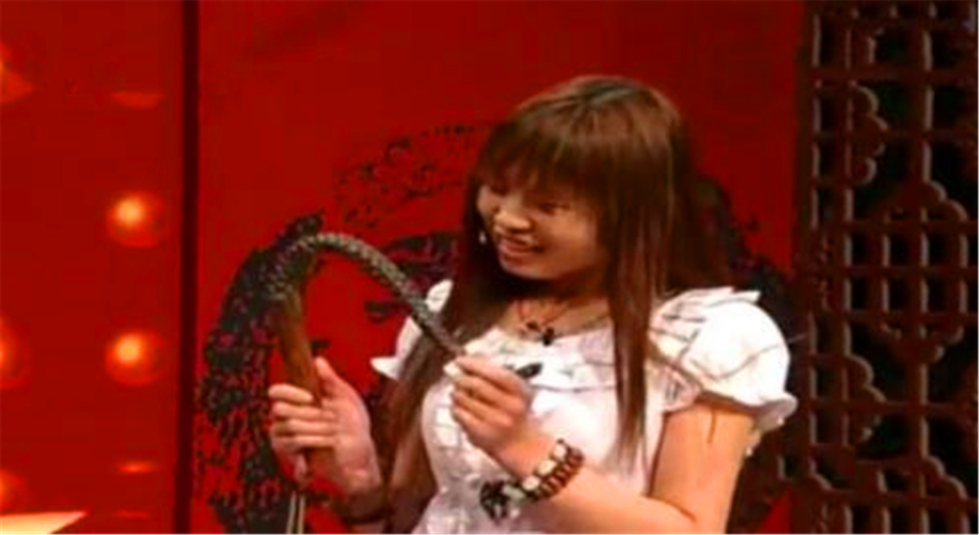 美女带成吉思汗的马鞭鉴宝，开口要500万，专家