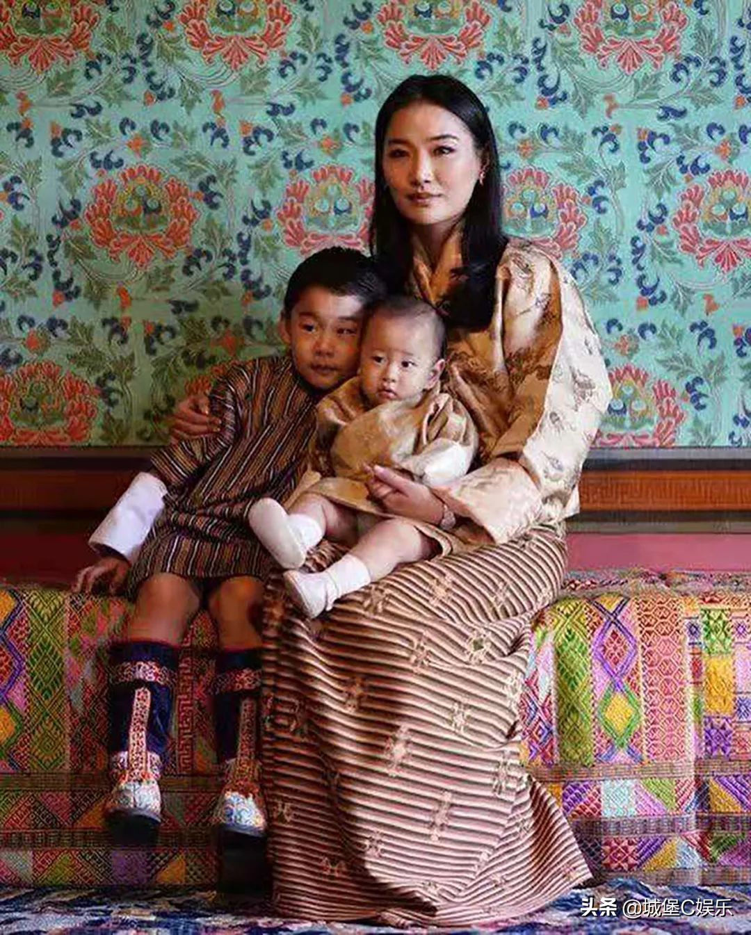 不丹王后被国王冷落，独抱两儿子很孤单，错看