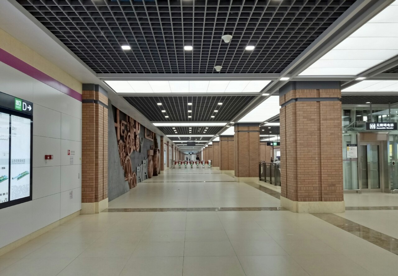 南开区的天津地铁6号线天拖站：周围的路网方方