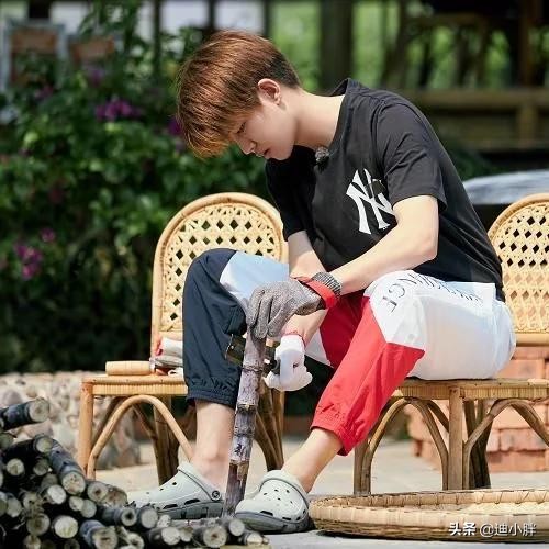 任嘉伦在《向往》下地干活时，谁看到他穿的鞋