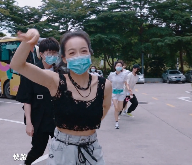 《创3》学员外出表演，黄子韬、鹿晗当“老爸”