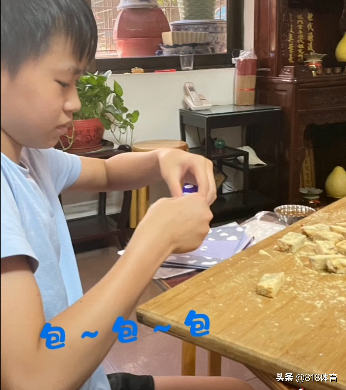 亲闺女！何教练带全红婵回自己家过节，小红跟着师母第一次做蛋糕