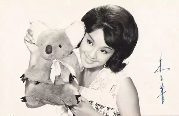 17岁夺得亚洲影后，沉迷赌博输光家产，如今暴毙