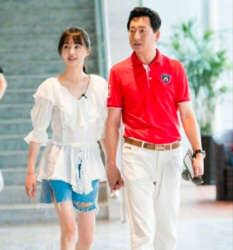 30岁的郑爽遭众人唾弃，毁掉她的却是亲爹妈