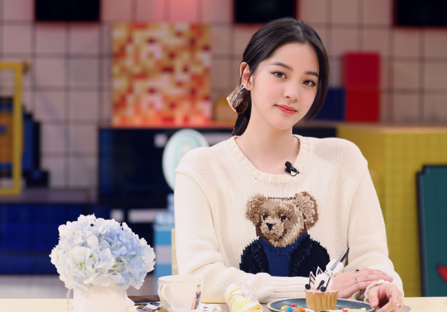 欧阳娜娜的神奇关系网，曾被沈腾抢零食，现在是赵丽颖儿子干妈