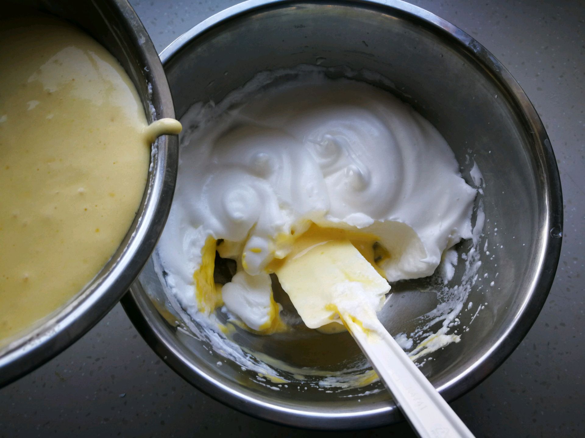 蛋糕卷不用出去买着吃了，在家就能做，口感绵密做法简单