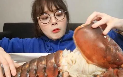 网红吃播，假到什么程度？辣酱是果汁，龙虾是