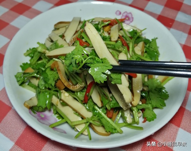 入秋后最适宜吃的开胃小菜，家常香菜拌豆干，简单好吃，爽口下饭