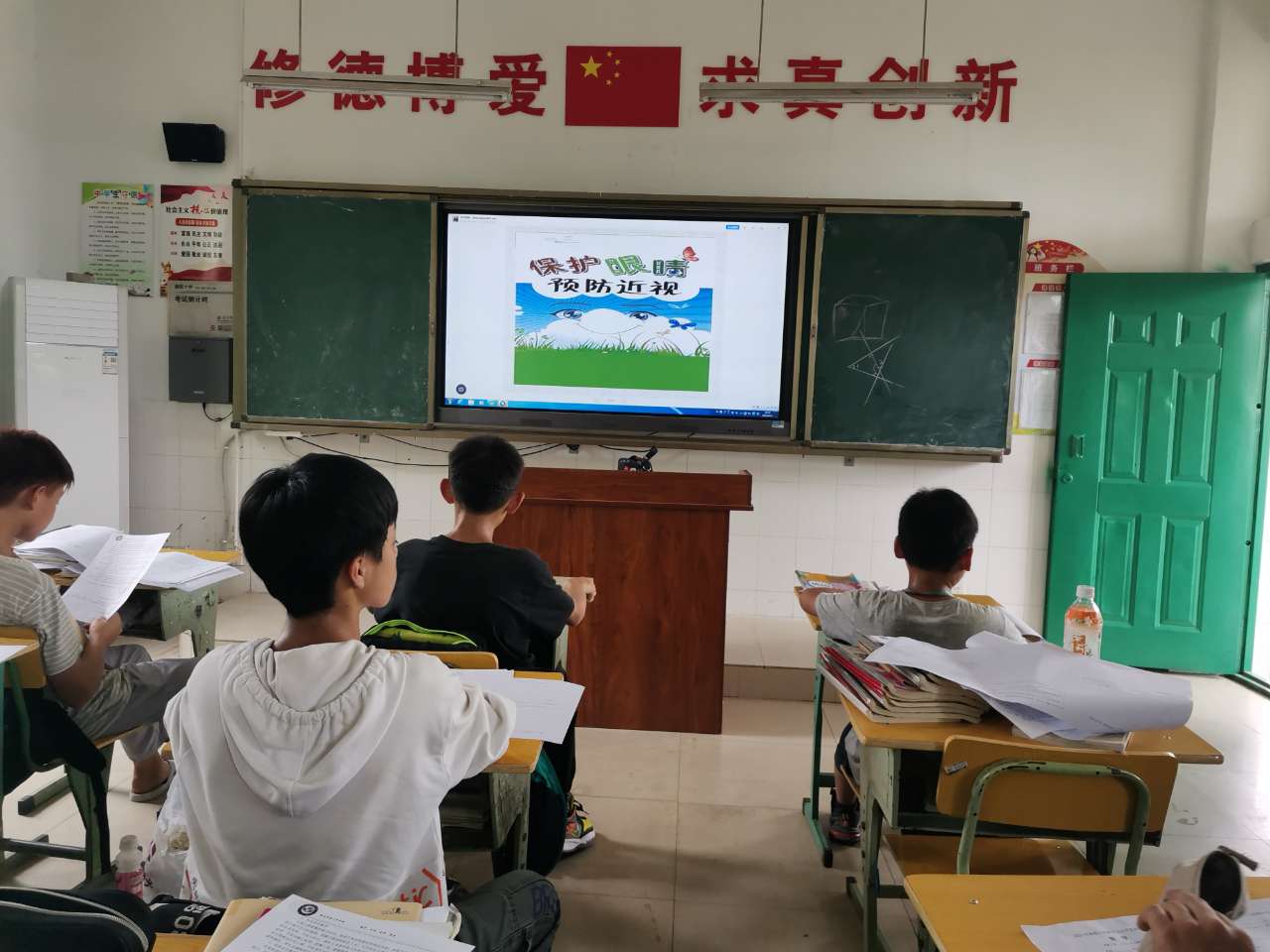 德陽(yáng)市第十中學(xué)校舉行“愛(ài)眼周”活動(dòng)(圖1) 德陽(yáng)市第十中學(xué)校舉行“愛(ài)眼周”活動(dòng)(圖1)