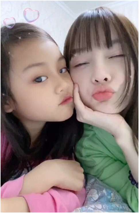 甜馨疑似画一家三口？李小璐将甜馨画的图案制