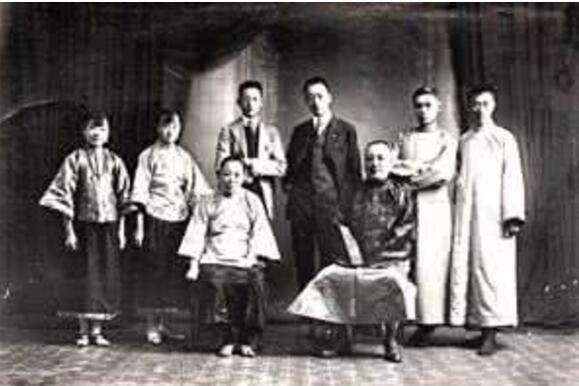 他生于清初死于民国，娶24个老婆，200岁时还到处