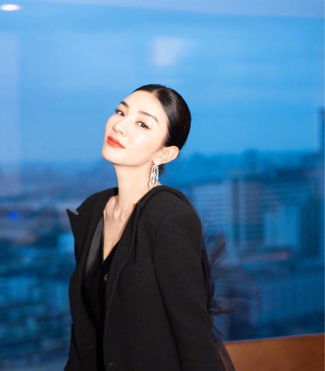 调侃|秦昊被《吐槽大会》调侃娶了娘 伊能静回怼写稿人：请学会尊重女性