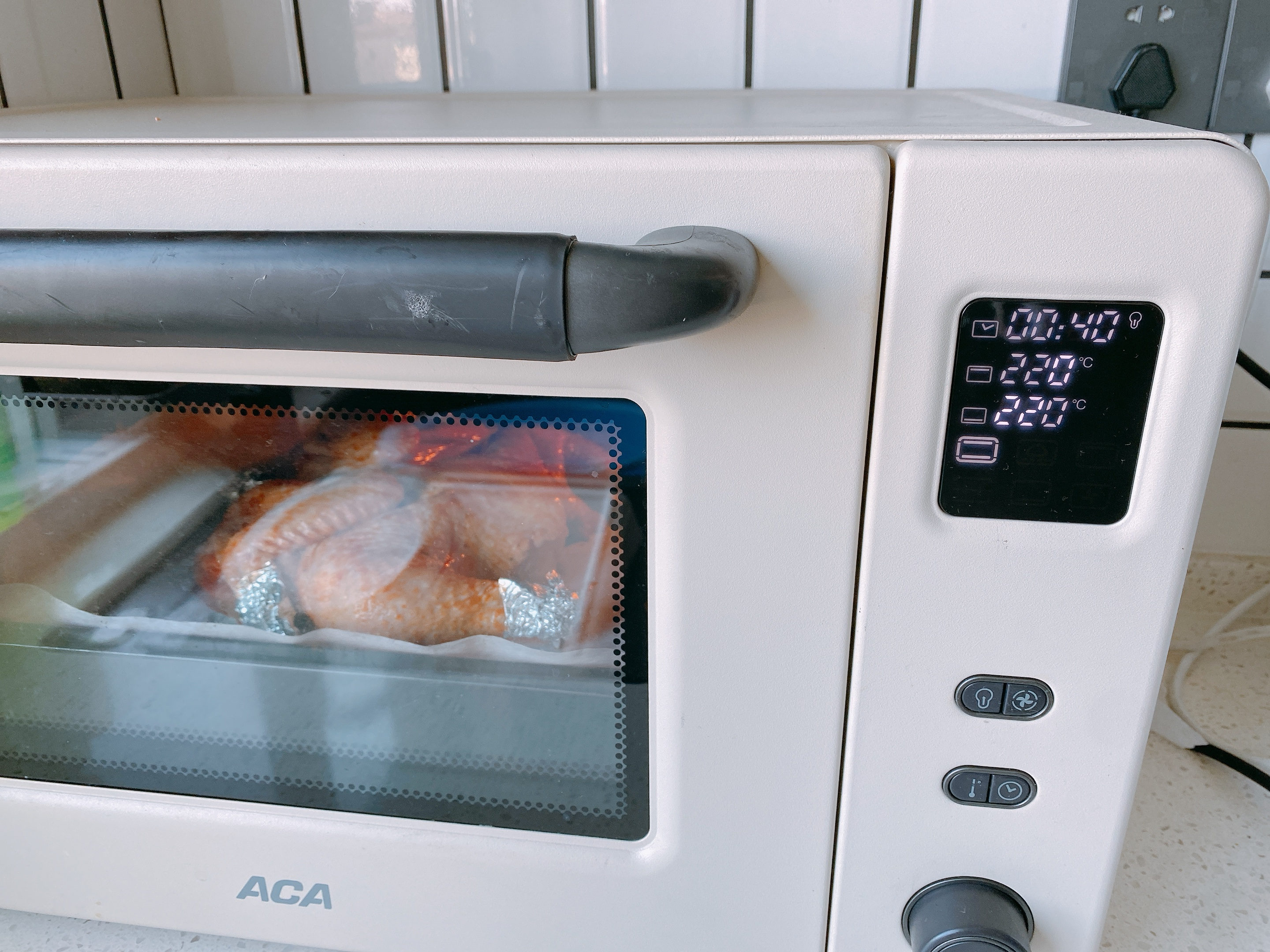 最简单的烤鸡，家里有烤箱的要试试，1个重点，皮酥肉嫩还爆汁