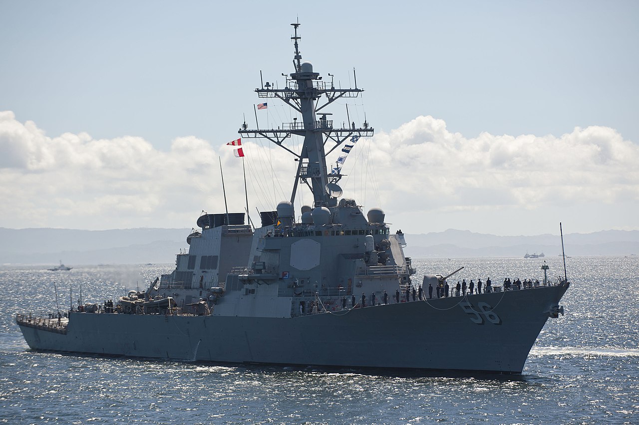 美军驱逐舰恶贯满盈，再闯南沙岛礁领海，解放军海空力量警告驱离