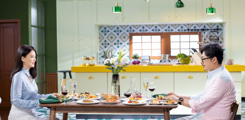 李湘夫妻拍综艺写真，甜蜜互动画面很养眼，王岳伦略显忧愁