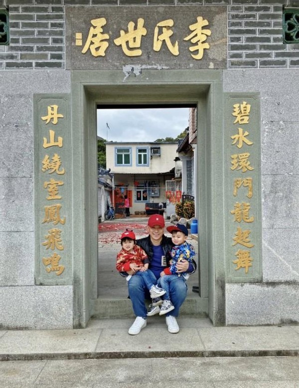 胡杏兒丈夫持家有道，攜倆兒子穿唐裝超喜慶，家種搖錢樹年味十足