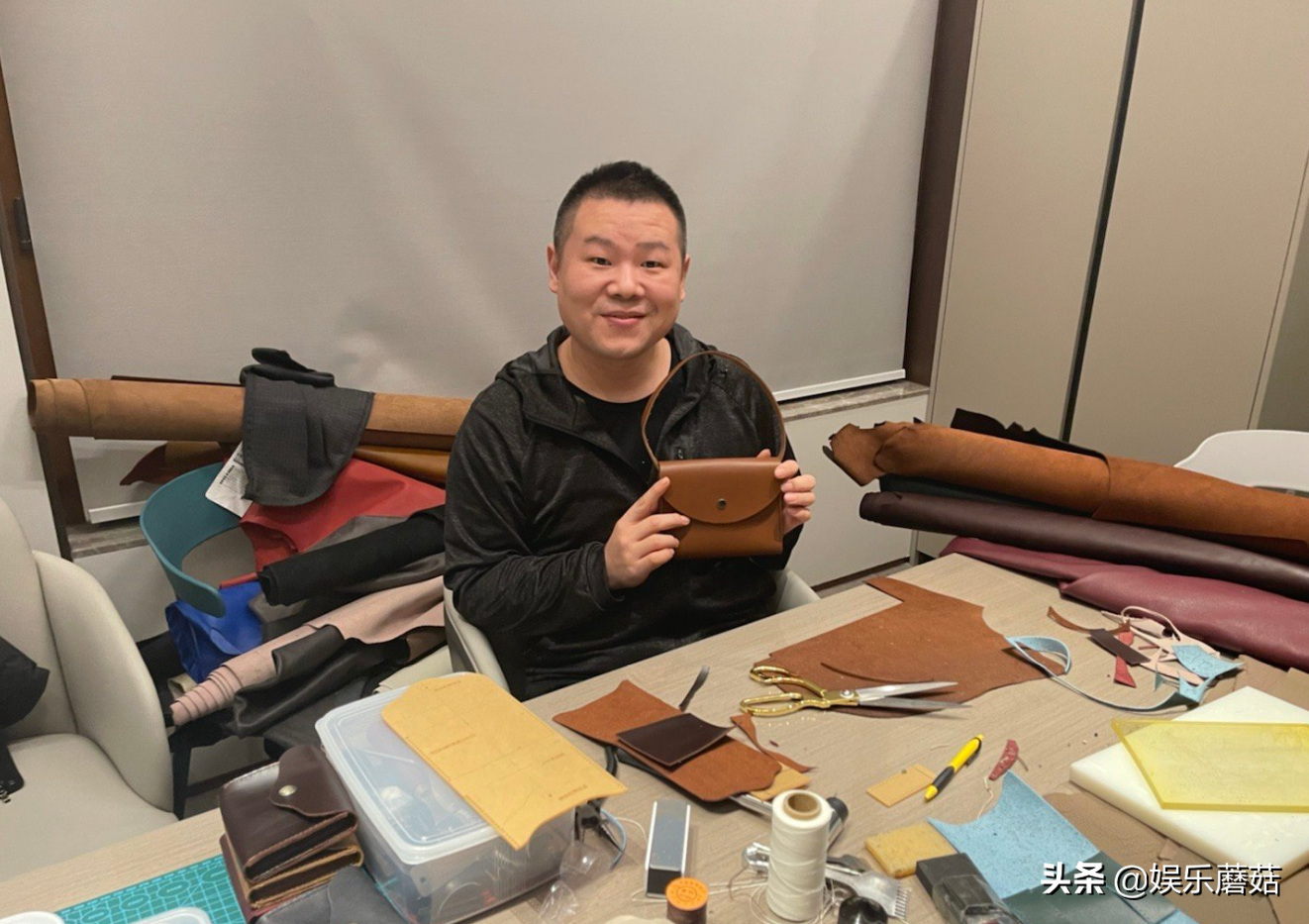 岳云鹏给老婆郑敏做包包，告诉师傅再不开箱我