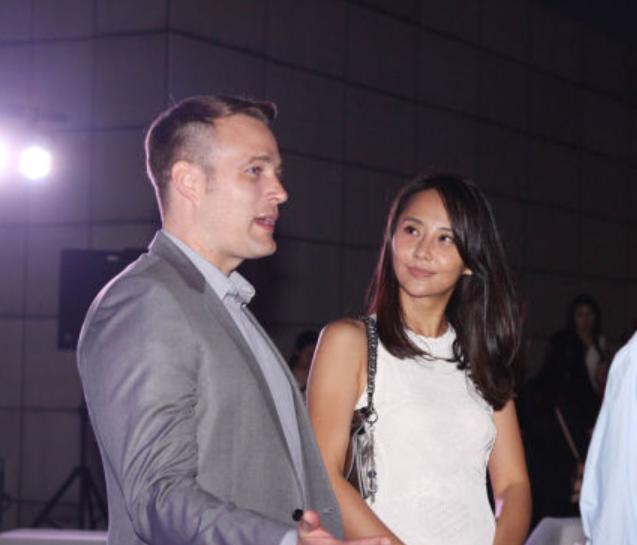 42岁马雅舒夫妻同框，穿白裙与富豪老公配一脸，混血儿女颜值逆天