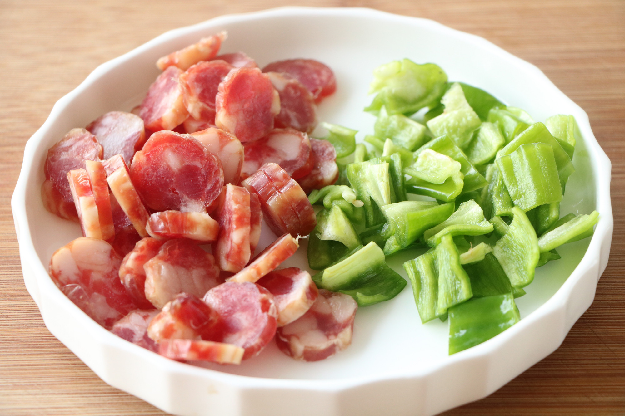 天氣降溫，懶人燜飯做起來，飯菜一鍋出，省時省力，家人超愛吃