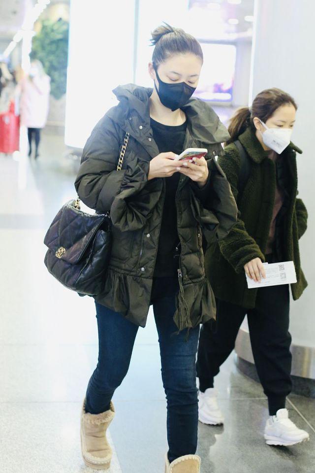 應采兒素顏太抗打，一身低調色依舊美到發光，確定是37歲倆娃媽