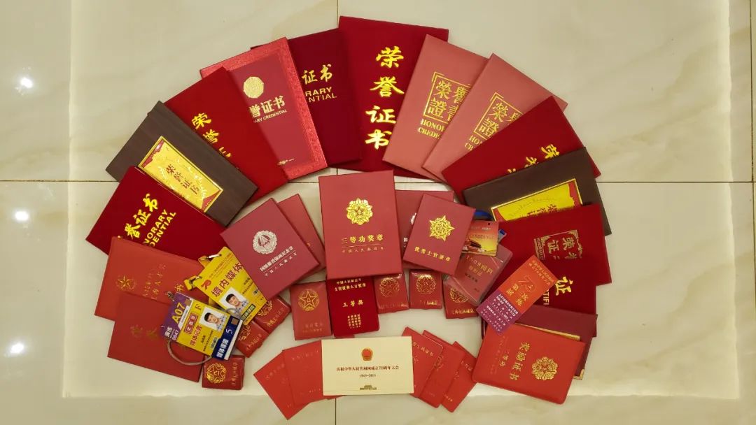 退伍后，那位初中学历的士官当了导演