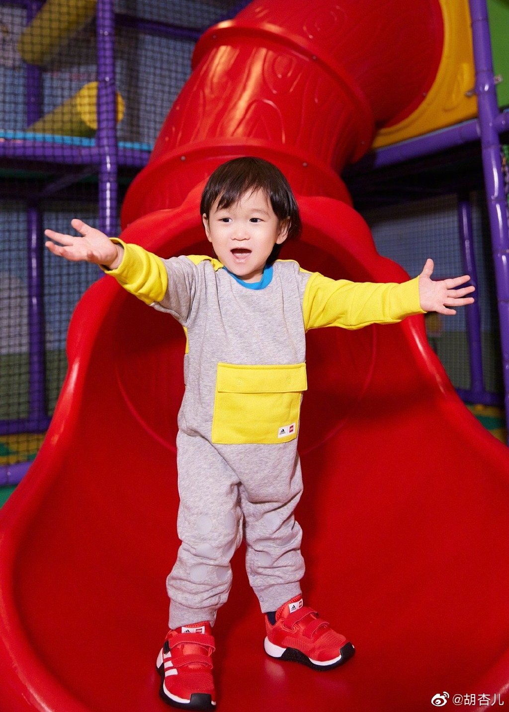 胡杏儿带小儿子玩游乐场，1岁半李奕霖痞帅大气，比哥哥有明星相