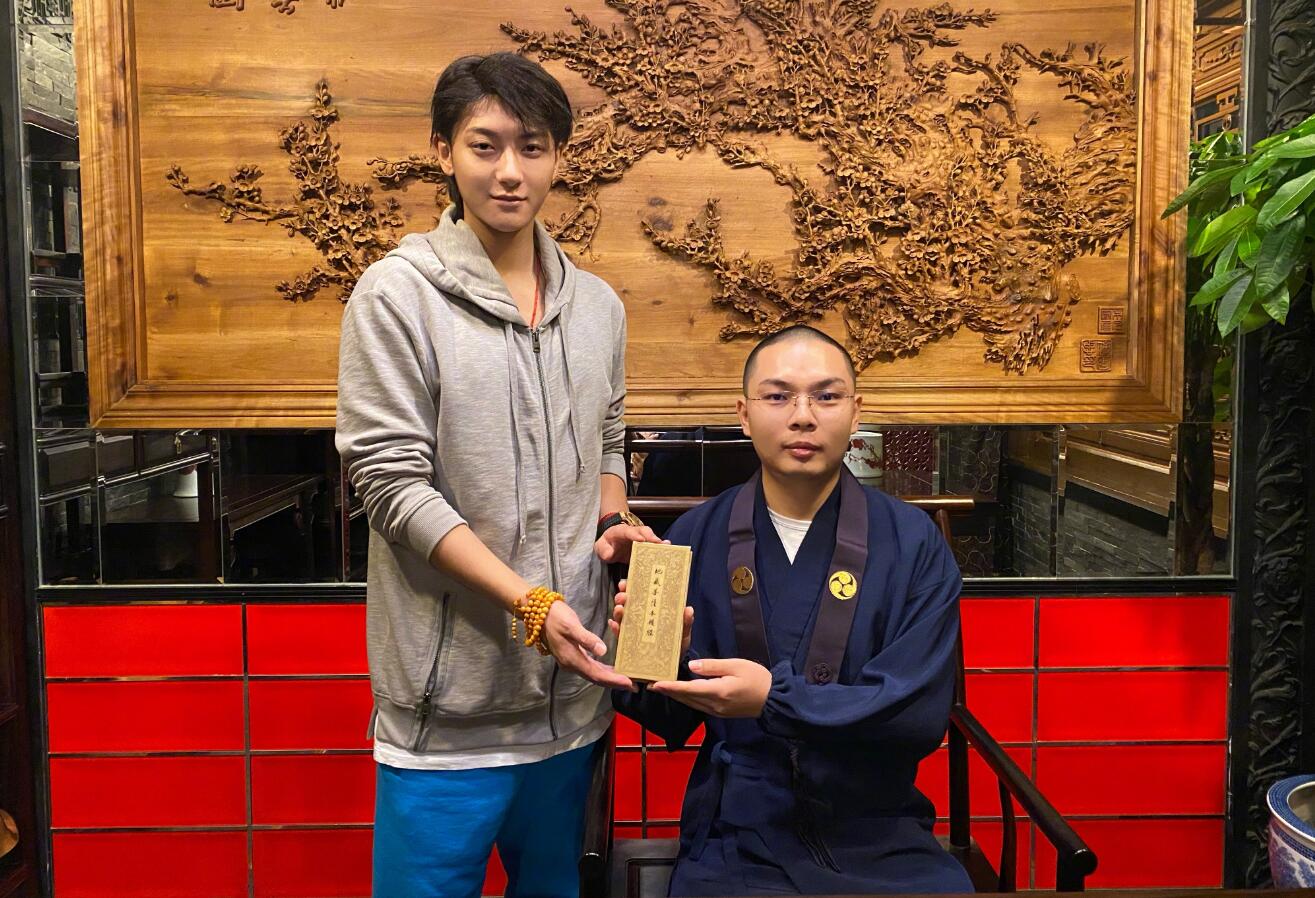 父亲去世后黄子韬首露面更博营业与僧人同框身形消瘦却面带淡然微笑