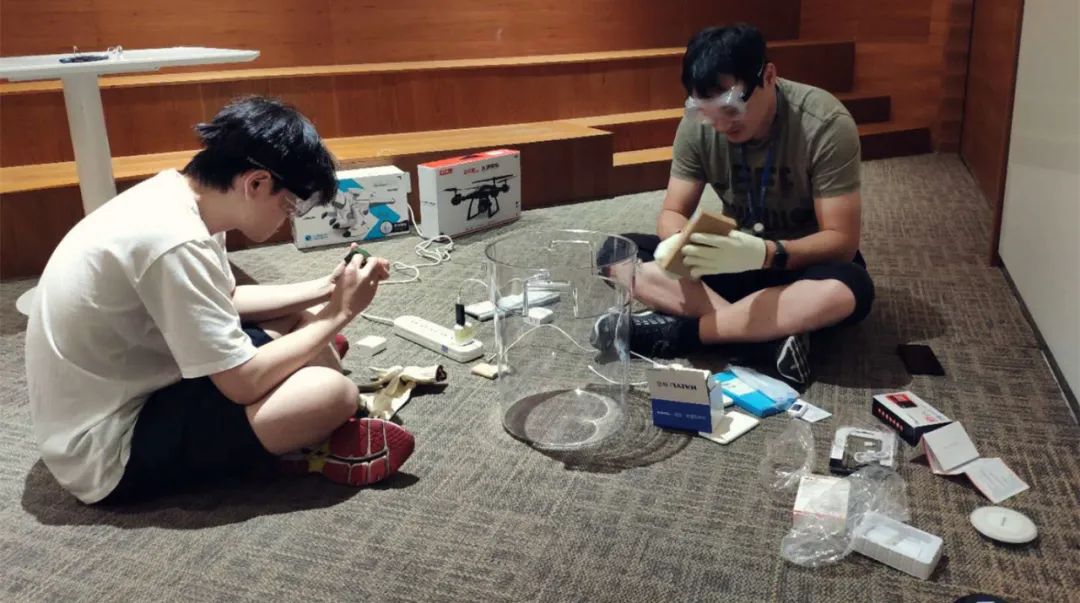 让手机“坐电椅”？一群较真儿的人制止了真实世界的残酷攻击