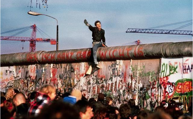 美帝国将在2020年崩溃？加尔通的三个惊世预言，