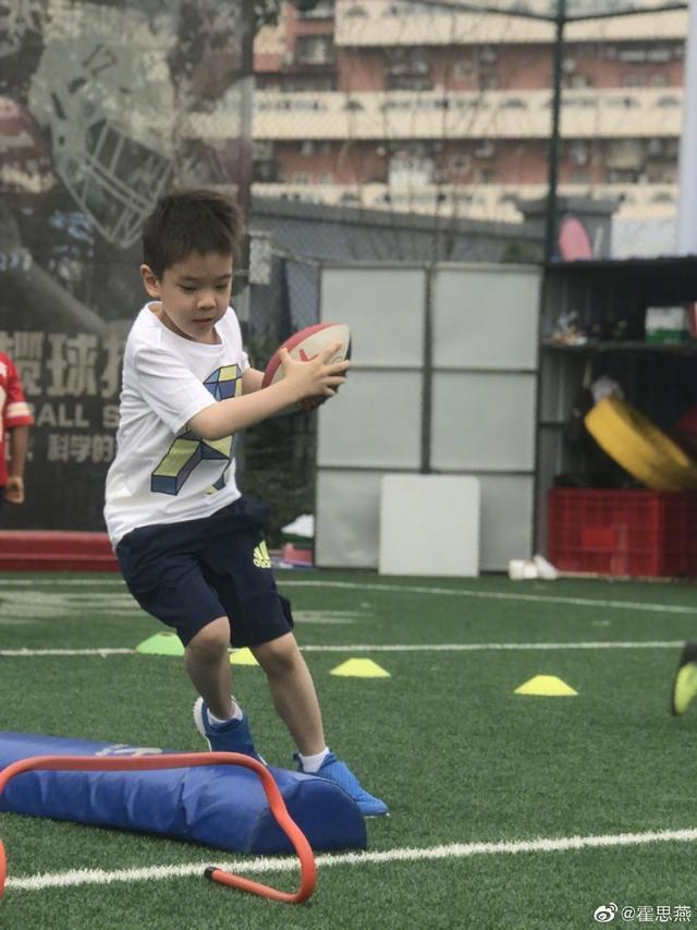 男子跳高双冠军！杜江晒出嗯哼跳高视频，小家伙跳得有模有样太帅