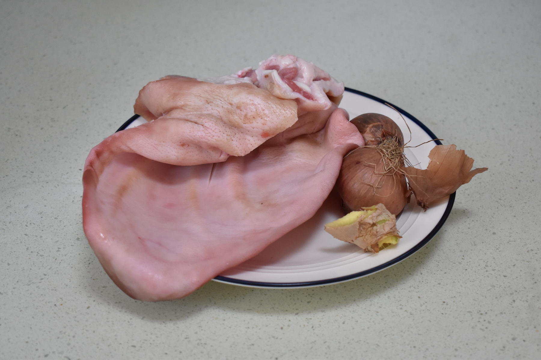 猪身上这肉柔韧又脆富含胶质，先卤后炒味道鲜香，美容下酒棒极了