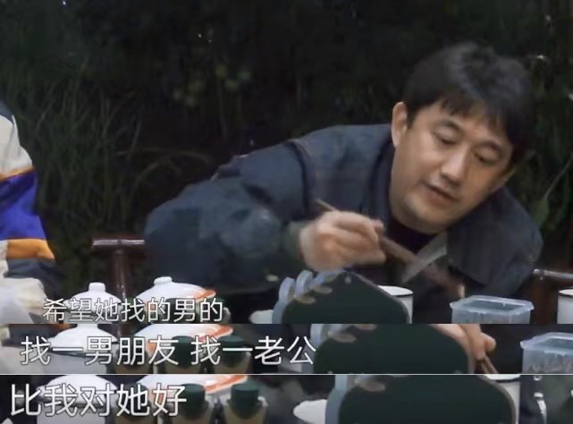 黄磊为妻女掌镜，多多依偎着孙莉如贴心小棉袄，母女同框超养眼