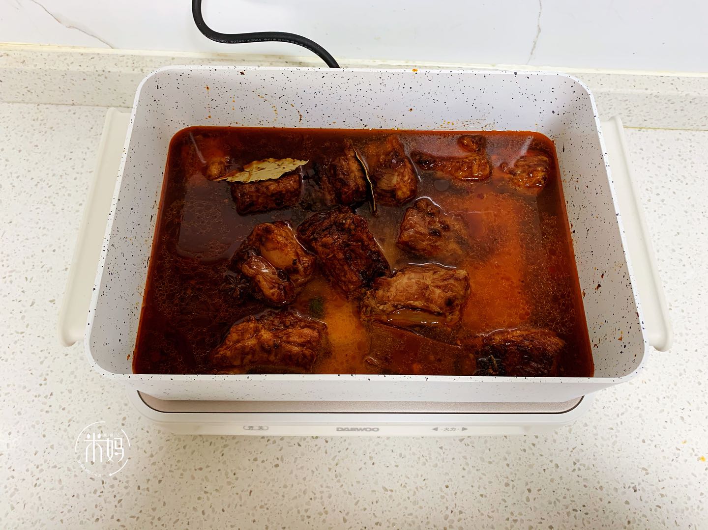 The ribs are not fried or grilled. They are addictive after eating them. They are delicious and tender, and a large plate is not enough.